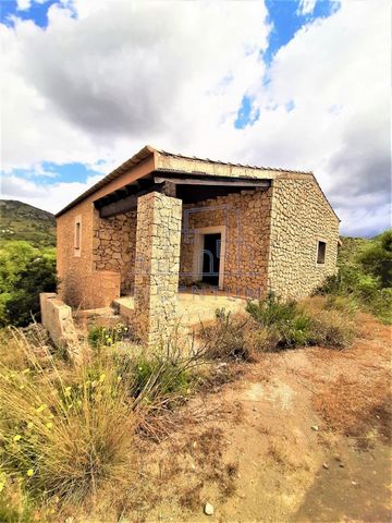 Finca for sale in Sant Llorenç Des Cardassar Rustic finca with stone house in buc or stone lined structure divided into two floors to finish the interior (opportunity to design it to your taste) located in a very quiet environment, with good views of...