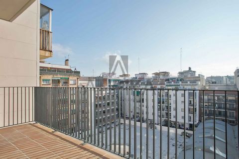 Dit nieuw gebouwde appartement is gelegen in een nieuw gebouw, strategisch gelegen naast Plaza Maragall en op een paar minuten van het ziekenhuis Sant Pau. Met een oppervlakte van 89m2 is de verdeling van het huis georganiseerd in een ruime woon-eetk...