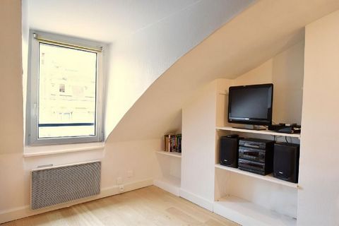 MOBILITY LEASE ONLY: In order to be eligible to rent this apartment you will need to be coming to Paris for work, a work-related mission, or as a student. This lease is not suitable for holidays or remote work. Layout of the apartment: This attic apa...