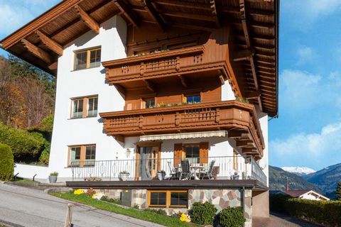 Este apartamento renovado de 2023 se encuentra en una hermosa ubicación cerca de Horbergbahn en Mayrhofen. Desde este apartamento podrá disfrutar de fantásticas vistas panorámicas de las montañas y de Mayrhofen desde el balcón. Aquí podrá terminar el...