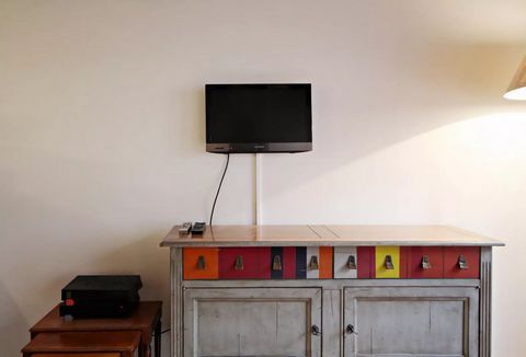 Studio of 23m², located rue des Fossés Saint Bernard in the 5th district of Paris, near the Institut de Monde Arabe. The apartment has a living room, an open kitchen and a bathroom. Metro Jussieu (lines 7 & 10) Facilities at your disposal: wireless i...