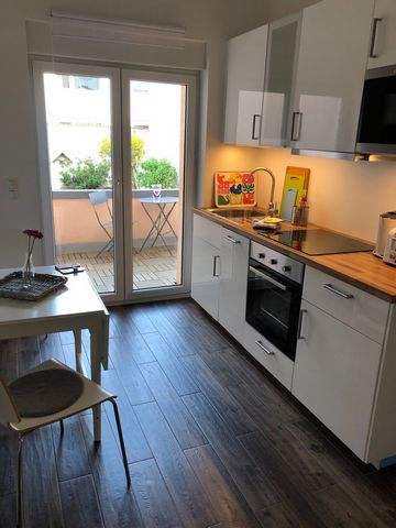 Modernly furnished flat in a house that was completely renovated in 2016. The flat has a terrace, a kitchen, a living room and separate bedroom with EBS. Shopping, restaurants and public transport within walking distance. 50m², on the ground floor, 1...