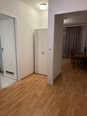 Das gemütliche Apartment 36 m2 nahe am Königsplatz bietet eine Rückzugsmöglichkeit mitten in der Stadt mit Balkon zum ruhigen Innenhof, Tiefgarage und Edeka vor der Haustür. Eine wöchentliche Reinigung mit Bettwäsche-und Handtuchwechsel ist gegen Geb...