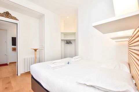 Bel appartement lumineux pour 4 personnes au pied des Champs Elysée/Av. Montaigne, entièrement équipé et refait à neuf