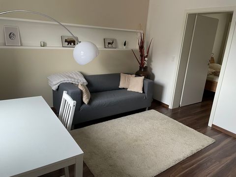 3 room apartment with home office on the 1st floor of a 2-family house. Fully equipped kitchen with microwave and coffee maker. You can reach FRA Airport in 20 minutes and quickly reach anywhere on the motorways and in the cities of Frankfurt, Darmst...