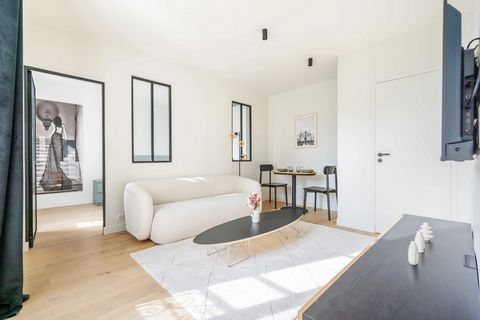 This 38m² flat has been refurbished and is located on the 5th floor (no lift) of a building facing the Canal Saint-Martin. It is centrally located in Paris, with easy access to public transport, amenities and cultural life. It is a lively and bustlin...