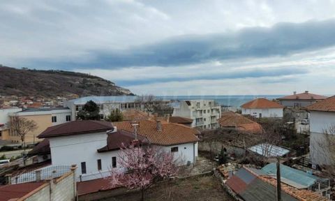 Agence SUPRIMMO : ... Nous présentons à la vente une maison de trois étages au cœur de la ville de SUPRIMMO. Balchik. La propriété dévoile un magnifique panorama sur la mer et la ville. Surface totale bâtie - 340 m², terrain - 430 m² Le premier étage...