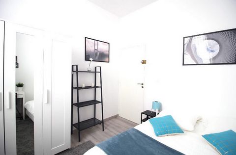 Room of 9m², fully furnished. It features a double bed (140x190) accompanied by a bedside table with a lamp. A workspace is available, consisting of a desk with a chair and a lamp. The room also offers several storage options: a wardrobe with a hangi...