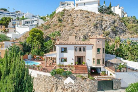 Spectacular villa for sale in Salobreña. Situated on a hillside of Monte de los Almendros, this property enjoys sun all day long. On a plot of around 800 m2, this property has a built size of around 350 m2, distributed in a large ground floor with ga...