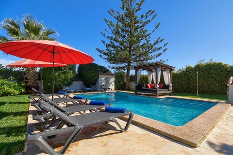 Belle villa confortable à Denia, Costa Blanca, Espagne avec piscine privée pour 6 personnes. La maison de vacances est située dans une région balnéaire, rurale et résidentielle, près de restaurants et bars, à 500 m de la plage de Las Marinas, Denia e...