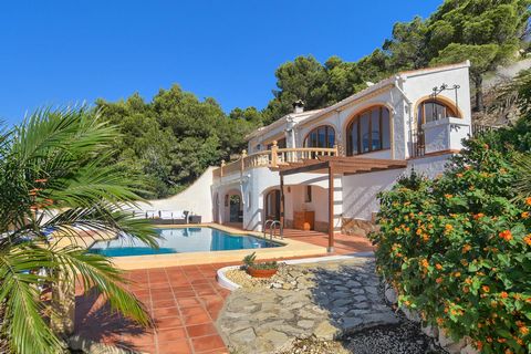 Belle villa confortable avec piscine privée à Javea, Costa Blanca, Espagne pour 6 personnes. La maison de vacances est située dans une région balnéaire et résidentielle et à 4 km de la plage de El Arenal, Javea. La villa a 3 chambres à coucher et 3 s...