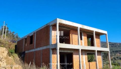 Sale of villa V3 under construction, Calheiros, Ponte de Lima. With 2 floors, fabulous views of the mountains and good sun exposure. Ref.:VCM13216 FEATURES: Land Area: 930 m2 Area: 345 m2 Used Area: 173 m2 Deployment Area: 173 m2 Construction Area: 3...