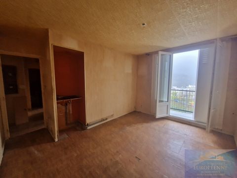 EXCLUSIVE LOURDES, ideally located near the town hall and your shopping at 2 minutes walk, T2 with balcony of 40m2 on the top floor, benefiting from an unobstructed and breathtaking view. Residence with elevator in half levels, this T2 to renovate, b...