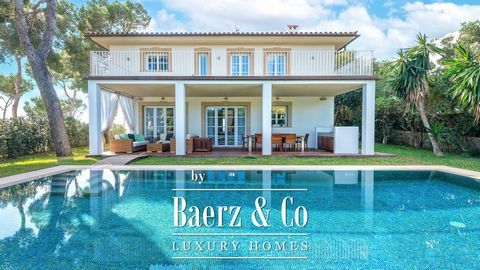 This elegant villa with secluded garden, large pool area and sea views is located at the top of Costa d'en Blanes in a quiet cul-de-sac, just 3 minutes from the Puerto Portals marina. This property captivates with its unique views of the Bay of Palma...