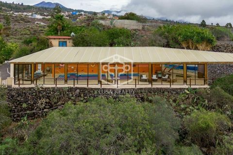 We are pleased to present this magnificent property, hotel style, located in Chío, Guía de Isora, Tenerife South. It is located at 580 m above sea level and occupies a plot of 9.100 m2 on which 10 bungalows are developed with a total built area of 87...