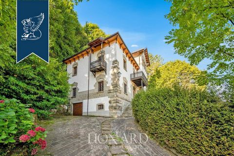 In the Apennines of Emilia Romagna, in the most important ski town of the province of Modena, there is this splendid 670-sqm property with a private 1,840-sqm garden for sale, featuring ceilings with exposed beams, oak floors and stone walls. This re...