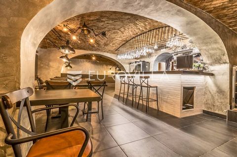 Varšavska, Cvjetni trg, a street bar in the best micro-location in the city, near the Europa cinema, right next to the exit from the Cvjetni garage. Closed area 130 m2, with additional kitchen and storage 25 m2, and terrace 60 m2, additional terrace ...