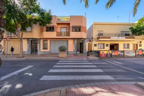 If you are looking for a house on premises in the heart of El Alquián, do not miss this opportunity. It's not every day that a 281 m2 home comes on the market, which you can reform or modify to your liking. The house is divided into 2 floors. Startin...