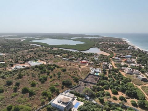 Iedereen die geïnteresseerd is in de aankoop van een perceel grond in Guereo, wij hebben u een uitzonderlijk aanbod te bieden: dit prachtige perceel van 1777 m² is gelegen in de rustige omgeving van het legerluchtcentrum van Guereo. Dit land heeft ee...