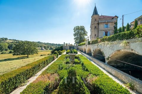 Esta tranquila propiedad se encuentra en una ubicación privilegiada entre los parques naturales de Luberon y Verdon, a 50 minutos al noreste de Aix en Provence, y cerca de la meseta de Valensole, famosa por sus magníficos campos de lavanda y almendro...