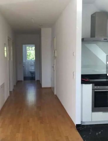 This exclusive 100 m² apartment is located in the quiet and green residential area of Im Langenfeld in Bad Homburg. The apartment is just a few minutes' walk from the 