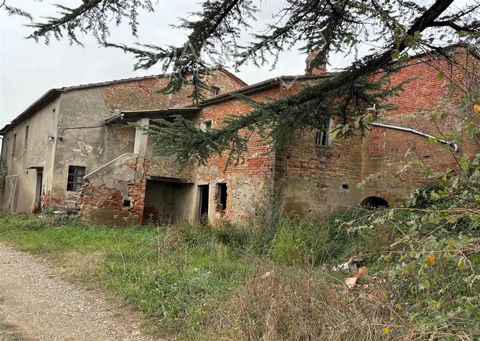 Monte San Savino (AR): Farmhouse to be restored of 700 sqm with outbuildings and land of 13 hectares divided as follows: Farmhouse on two levels completely to be restored of 700 sqm approx. with various funds on the ground floor and dwellings on the ...