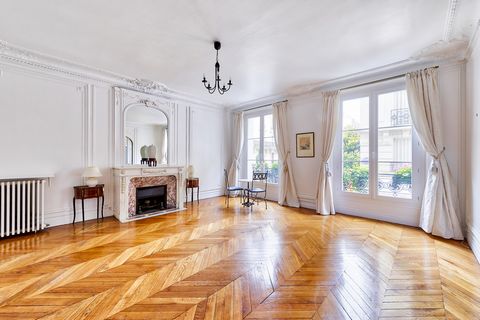 Rives Sainte Catherine presents a charming apartment located in a luxury, elegant building with beautiful 5-room common areas, located on the 4th floor by elevator. It consists of an entrance gallery, living-dining room, a separate and equipped kitch...
