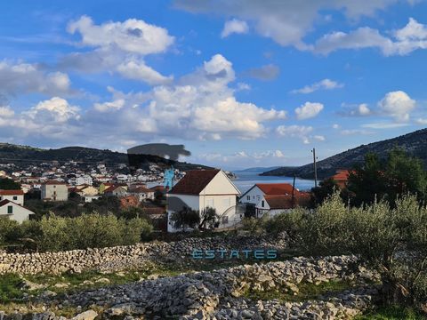 A very generous plot of land in a quiet location in Vinišće near Marina, with very nice sea view from the ground. It features relatively gentle slope and is suitable for excavations and construction, and is relatively regularly shaped. It is well roa...
