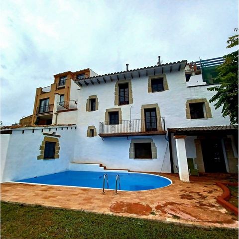 Total surface area 197 m², house plot area 285 m², usable floor area 100 m², double bedrooms: 3, 2 bathrooms, age , ext. woodwork, state of repair: , garden, floor no.: 3, facing , swimming pool, sunny, terrace, built-up. Features: - Terrace - Swimmi...