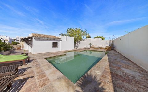 This renovated villa in Mojacar Playa with guest apartment has 6 bedrooms and 4 bathrooms. The house stands on a plot of 530 square meters of constructible land. Luxury materials such as marble and natural stone were used during the renovation. This ...