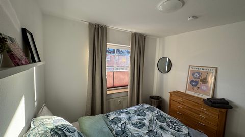 Beautiful and freshly renovated apartment! This fully equipped space is perfect for a relaxing stay and ideal for remote work. The balcony invites you to linger. This apartment is suitable for business commuters, solo travelers, or couples. Daily nec...