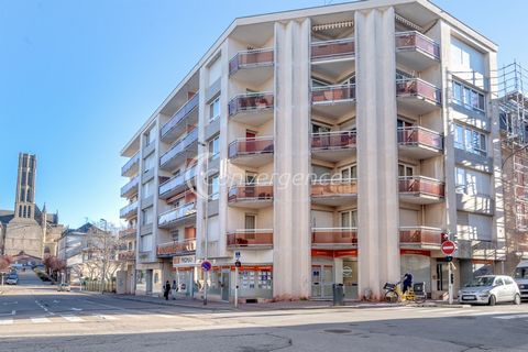 In a secure residence located on rue Gabriel Péri, pleasant bright apartment with a large entrance hall with four large cupboards, a double living room with balcony, a large fitted and equipped kitchen very functional, two bedrooms, one of which has ...