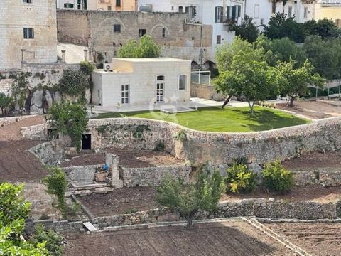 PUGLIA - OSTUNI Indipendent house Coldwell Banker offers the sale, in the enchanting Ostuni, the White City close to Piazza Sant'Oronzo and the magnificent Cathedral, in the beating heart of the city, of an exclusive property consisting of large terr...