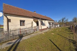 Price: £20,156.00 Category: House Area: 68 sq.m. Plot Size: 2997 sq.m. Rooms: 3 Bedrooms: 2 Bathrooms: 1 Location: Countryside Will this former farm on a plot of almost 3,000 m2, be your Hungarian (holiday) House? The house needs a renovation, but th...