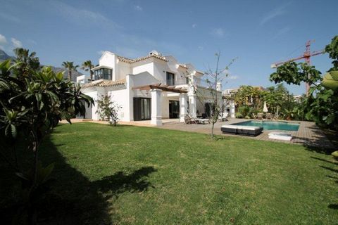 Located in a perfect position, walking distance to the beach and amenities of this very exclusive area, this stylish villa is located in a secure gated urbanisation within a few minutes drive from both Puerto Banus and Marbella. It offers on the grou...