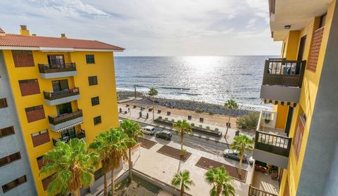 Newly renovated apartment facing the sea with terrace and balcony. It consists of 3 spacious bedrooms, 2 bathrooms, separate kitchen, elevator and garage. included in the price. Located just 1 minute from the beach with a multitude of terraces, cafes...