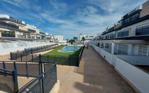 Apartment for sale in Gran Alacant, Costa Blanca The property has 3 bedrooms with fitted wardrobes, two bathrooms (1 en suite), separate kitchen with high and low furniture, living room with huge windows leading to large terrace with unobstructed vie...