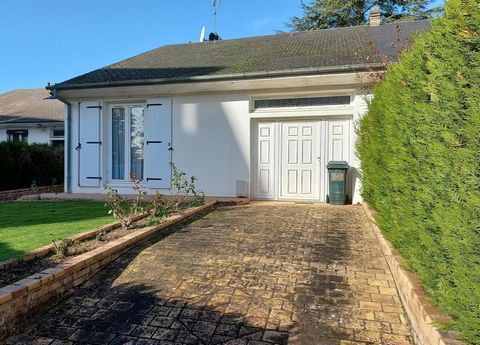 To 4 kms from Bourges train station, close to all amenities (doctor, supermarket, public transport, etc.), I offer for sale this house composed on the ground floor of an entrance opening onto a living room, dining room dining room, 2 bedrooms, a bath...
