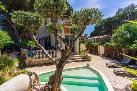 Exceptional villa in the heart of the port of Cavalaire with all its delights. Ideally located on the port of Cavalaire and a few steps from the town center, this completely renovated and air-conditioned villa of approximately 140 m2 on a flat and fe...