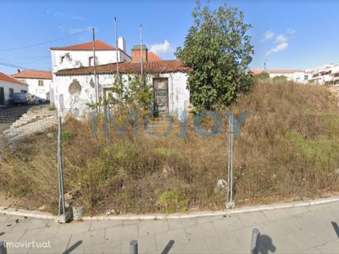 House to be recovered, on a plot of 120 m2, in the area of Porto Salvo, with an approved project for a 3 bedroom villa with two outdoor areas. The project presupposes a two-storey house, with 112.30 m3 of gross area, where two outdoor areas are conte...