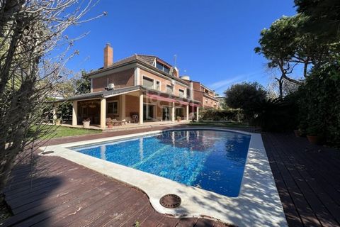 Spacious family mansion with large garden and swimming pool, sea and city views, in the prestigious urbanization of Ciudad Diagonal, Esplugues de Llobregat. This relaxed residential area in close proximity to Barcelona offers the tranquility of count...