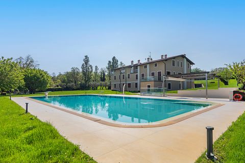Immersed in the green of a naturalistic park, a few minutes from the center of Desenzano and the lake inserted in residence of only 6 units, we offer for sale Apartment of large size: Placed on the first floor, served by elevator, is available this s...