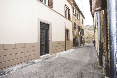 Au coeur du centre historique de Tarquinia, et précisément dans la Via Convalescentorio Quaglia, nous proposons à la vente un appartement de bureau de 75 m2, avec entrée indépendante au rez-de-chaussée. En interne, il se compose de 2 chambres et 1 sa...