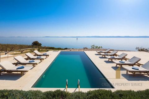 Luxusimmobilie in erster Reihe zum Meer auf einer kleinen Insel im Archipel von Zadar, die ausschließlich mit einem privaten Boot erreichbar ist! Diese einzigartige Lage mit spektakulärem Blick auf das Meer und die Inseln bietet absolute Ruhe und Pri...
