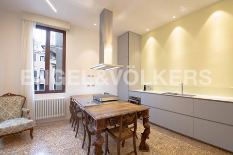 Beautiful property completely restored and overlooking the canal, close to public transport and located a stone's throw from the main entrances to the historic center, the train station, Campo San Marcuola and Campo Santa Fosca. The property spreads ...