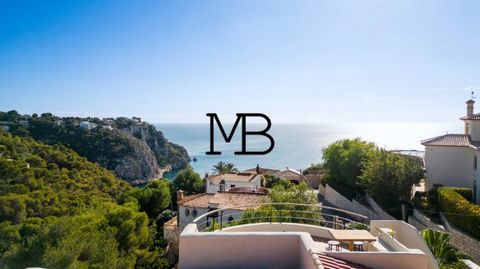 .Property description Superb views of the Cap d'Ambolo, close to the Granadella - Comfortable (underfloor heating, reversible air conditioning, dehumidification, alarm, audio system, home automation) - Authentic charm - Magnificent garden - Mirror po...