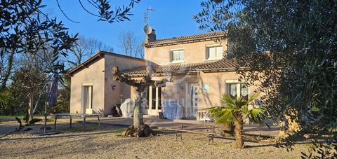 Discover this charming family home built in 1981, located on a plot of 3500 m2 on the banks of the Dordogne. This property, not overlooked and quiet, offers you all the advantages of the countryside. With a school in the village, as well as a sports ...