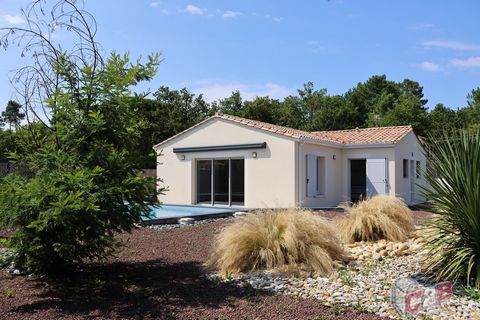 Change accommodation for a villa T5 accompanied by a beautiful deep and sunny terrace in the town of La Brède. CABINET CONSEIL BREDOIS is at your disposal if you want to plan a visit. The interior of 150m2 is formed by 4 bedrooms, a living area of 36...