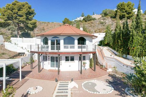 Unique and original villa built in 2012 of a regular tetradecagon shape. The property is located in Monte de los Almendros in Salobreña on a plot of 628 m2 with a built area of about 180 m2.The villa is divided into two levels. The top floor consists...