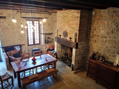 We present to you this village house renovated with respect for materials and all the comfort of a modern house. 40 minutes from Montauban, 1h20 from Toulouse. In one of the main streets of the village of Lauzerte is our house with its garage and its...